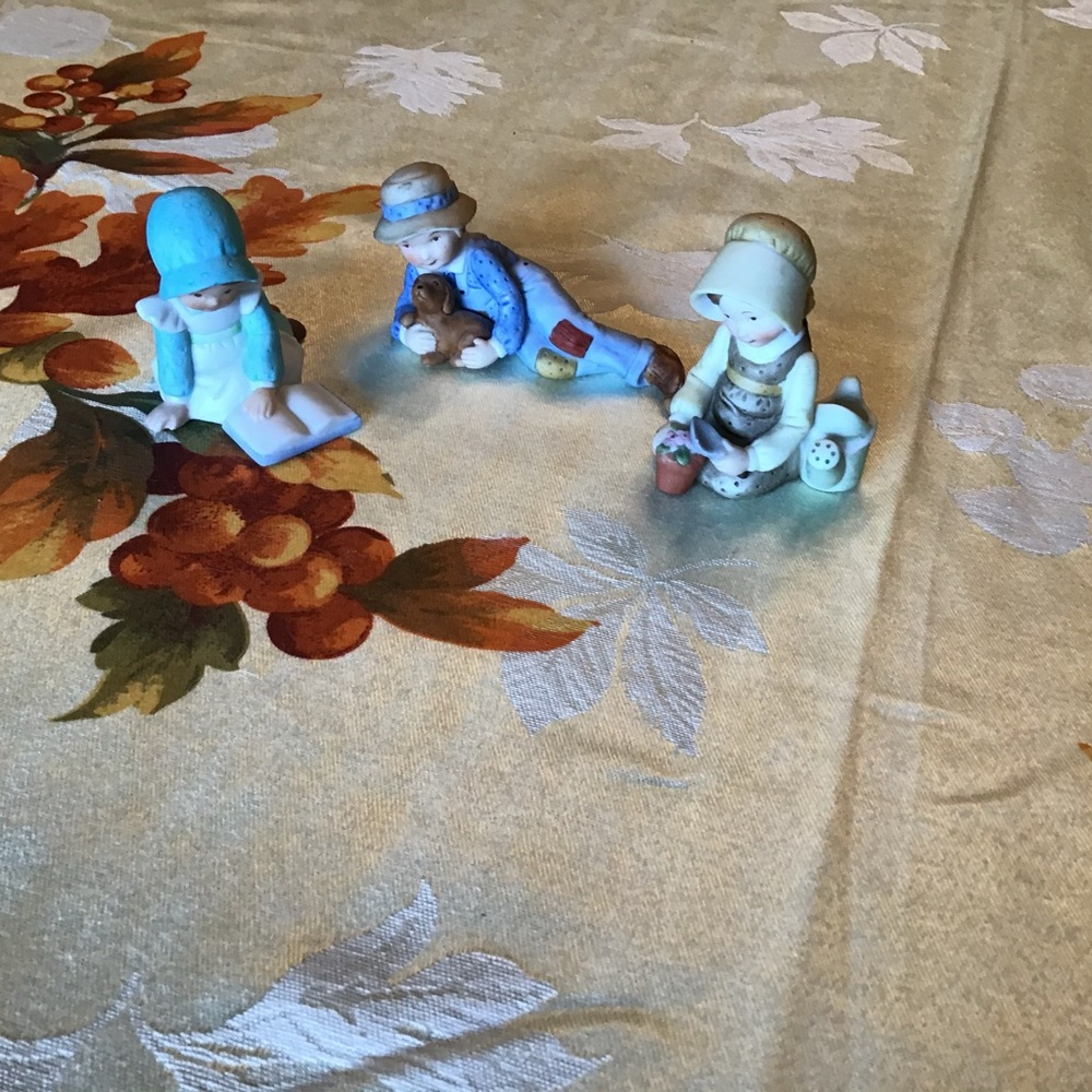 Holly
Hobby Ceramic Figurine Set - Blue and Beige